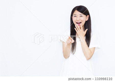 一名 30 多歲的女性微笑著，看起來很驚訝 110998110