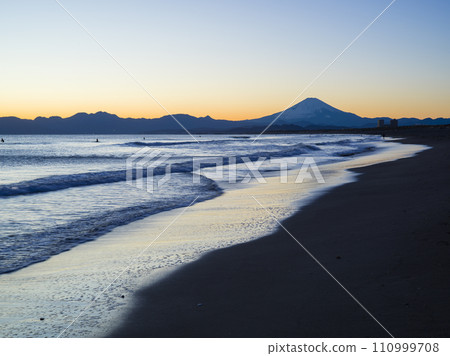 日落後的神奇時刻，從湘南看到富士山 110999708