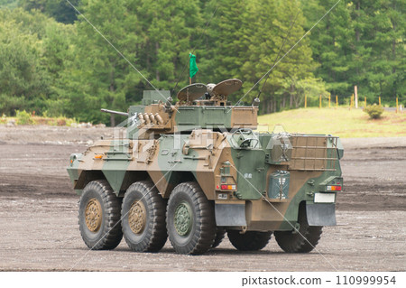 行駛中的陸上自衛隊87式偵察車 110999954