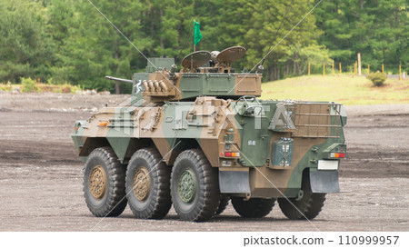 行駛中的陸上自衛隊87式偵察車 110999957