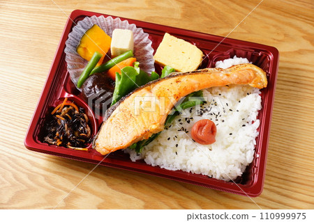 Thick-sliced silver salmon bento 110999975