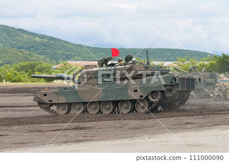 滿載彈藥行駛的陸上自衛隊90式坦克 滿載彈藥行駛的陸上自衛隊90式坦克 111000090