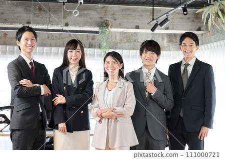 辦公室裡微笑著排隊的商務人士 辦公室裡微笑著排隊的商務人士 111000721