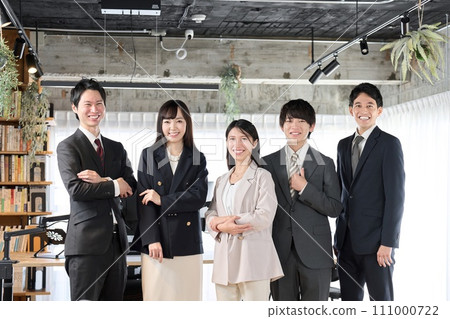 辦公室裡微笑著排隊的商務人士 辦公室裡微笑著排隊的商務人士 111000722