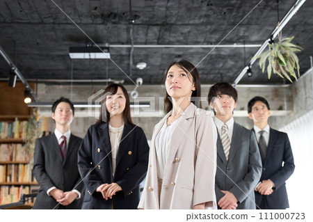 在辦公室工作的新進員工 在辦公室工作的新進員工 111000723