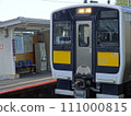 JR Suigun Line train stopping at Hitachitsuda Station 111000815