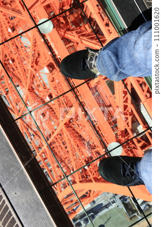 Skywalk window on the main deck of Tokyo Tower - glass floor with a view of the ground Skywalk window on the main deck of Tokyo Tower - glass floor with a view of the ground 111001620