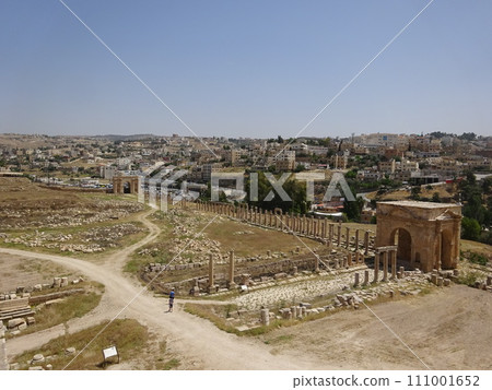 View from the North Theater: Roman ruins in Jerash, Jordan 111001652