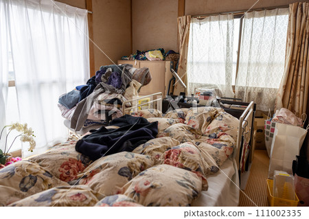 老房子裡的日式房間，正在清理成堆的衣服。 111002335