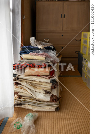 A Japanese-style room where unnecessary kimonos are piled up after being removed from a Japanese dance room to organize them. A Japanese-style room where unnecessary kimonos are piled up after being removed from a Japanese dance room to organize them. 111002430