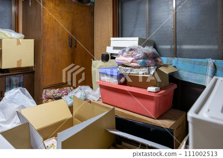 老房子裡的儲藏室（壁櫥）有很多東西 111002513