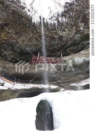 冬天的青森縣西目屋村的二穗瀧瀑布 111002875