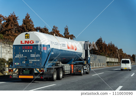 在高速公路上行駛的特種車輛 在高速公路上行駛的特種車輛 111003090