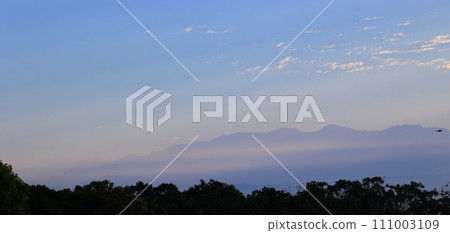 清晨從臺中大肚山遠眺中央山脈的美麗山景 111003109