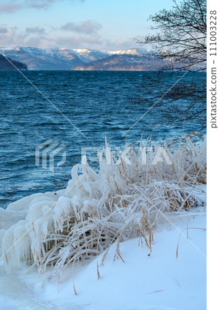冰凍的冬季湖岸。北海道的屈斜路湖。 111003228