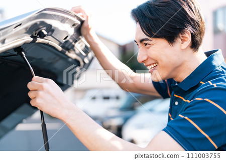 修理汽車引擎蓋的年輕人 修理汽車引擎蓋的年輕人 111003755