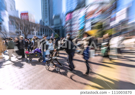日本東京城市景觀 老化社會 = 東京(穿過澀谷交叉路口後的老人) 日本東京城市景觀 老化社會 = 東京(穿過澀谷交叉路口後的老人) 111003870