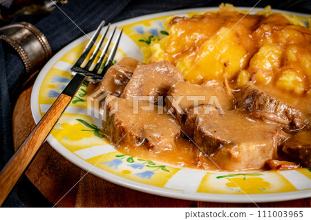 Stewed pork tongues in mustard gravy. 111003965