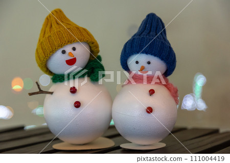 Image of a pair of snowmen 111004419
