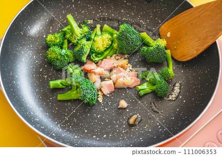 炒培根和青花菜 111006353