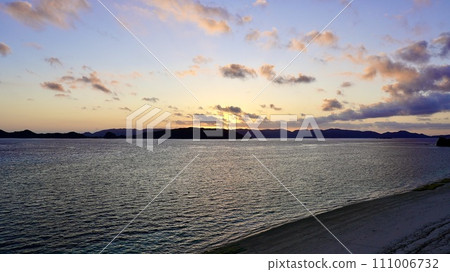 清晨的慶良間群島（阿嘉島）的北濱（西濱）海灘 111006732