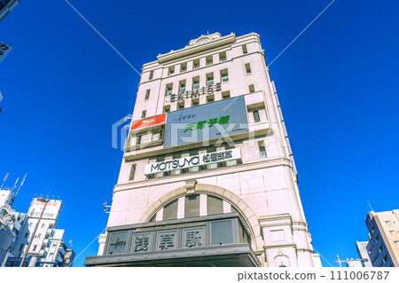 日本東京城市景觀:1月27日,冬季天氣晴朗,藍天映襯下的淺草站等地區。 日本東京城市景觀:1月27日,冬季天氣晴朗,藍天映襯下的淺草站等地區。 111006787