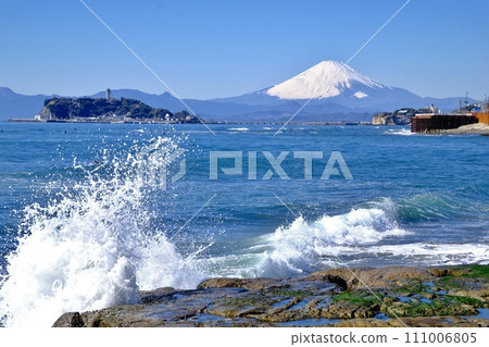 Breaking waves Shonan Inamuragasaki coast 111006805