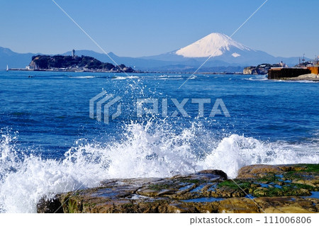 Breaking waves Shonan Inamuragasaki coast 111006806