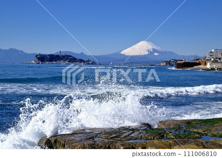 破浪的湘南稻村崎海岸 111006810