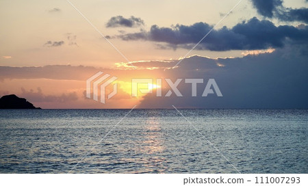 從沖繩縣座間味村阿嘉島看到的渡嘉敷島日出 從沖繩縣座間味村阿嘉島看到的渡嘉敷島日出 111007293