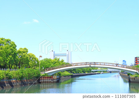 Scenery of fresh greenery and Century Hall, Nagoya City, Aichi Prefecture 111007305