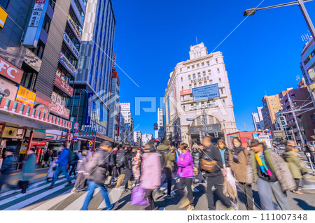 日本東京城市景觀JN.1...冠狀病毒大流行前的淺草熙熙攘攘...淺草車站在藍天的映襯下閃閃發光= 1月27日 111007348