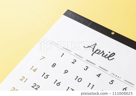 黃色背景上的日曆 111008025