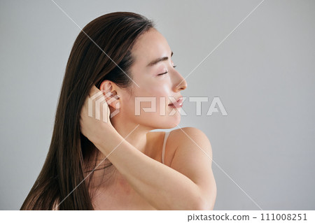 30多歲的長髮女子梳頭髮 30多歲的長髮女子梳頭髮 111008251