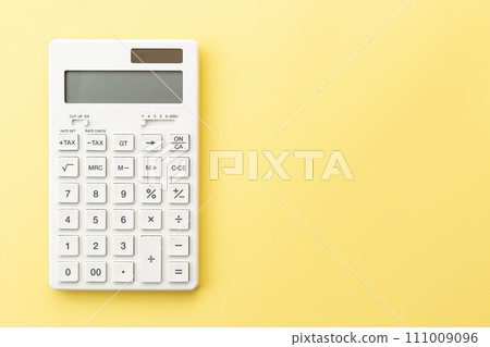 黃色背景上的計算器 黃色背景上的計算器 111009096