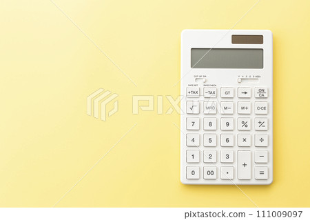 黃色背景上的計算器 黃色背景上的計算器 111009097