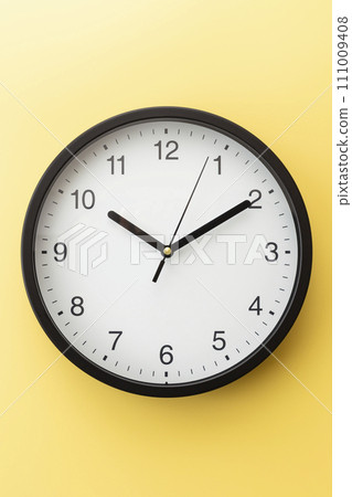 黃色背景上的掛鐘 111009408