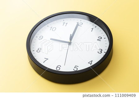 黃色背景上的掛鐘 111009409