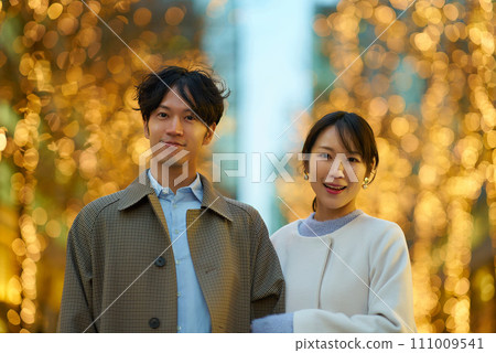 Men and women enjoying the illuminated night view 111009541