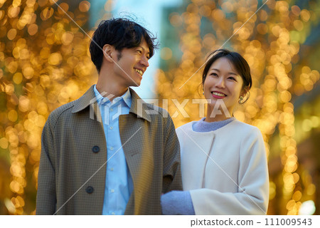 Men and women enjoying the illuminated night view Men and women enjoying the illuminated night view 111009543