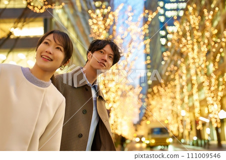 Men and women enjoying the illuminated night view 111009546