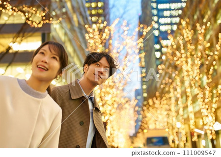 Men and women enjoying the illuminated night view 111009547