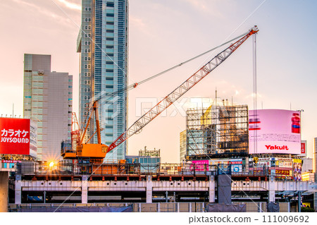 日本東京城市景觀 1 月 - 澀谷站景觀、重建工作、陽光和麵向右側的大型起重機 = 1 月 27 日 111009692