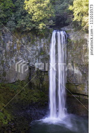Gorogataki, a famous waterfall with a head of 50 meters (Yamato-cho, Kamimashiki-gun, Kumamoto Prefecture) 111010573