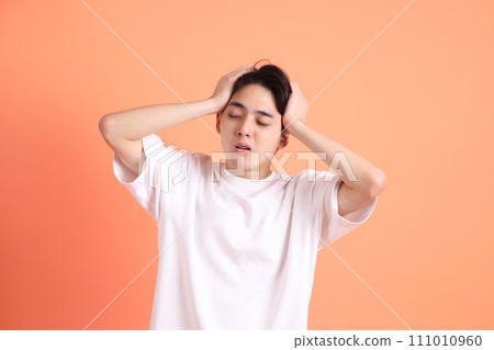 Man in 20s 111010960