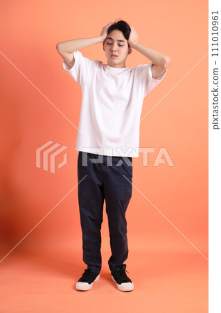 Man in 20s 111010961