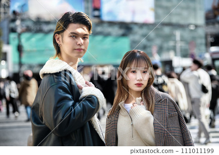 一對年輕夫婦站在澀谷市的背景下 111011199