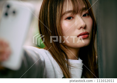 年輕女子靠在牆上自拍 年輕女子靠在牆上自拍 111012011