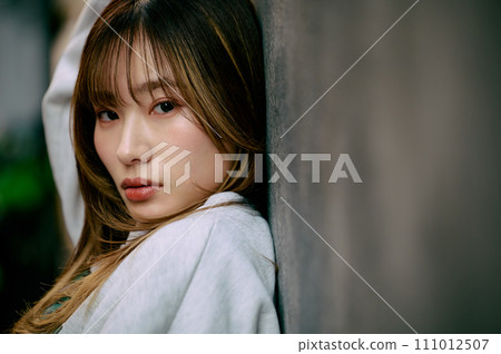 靠在鐵絲網上的年輕女子 靠在鐵絲網上的年輕女子 111012507