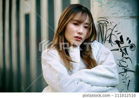 靠在電線桿上的年輕女子 靠在電線桿上的年輕女子 111012510